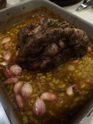 agneau,gigot,ail,romarin,thym,huile d'olive,flageolets,sel marin,poivre noir,jus d'agneau