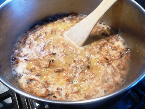 skrei,crevettes grises,bouillon de volaille,riz carnarolli,echalote,vin blanc sec,parmesan,crème epaisse,citron,granny smith,gomme xanthane,yaourt grec,ail,cresson de fontaine,arachides,amandes,pourpier