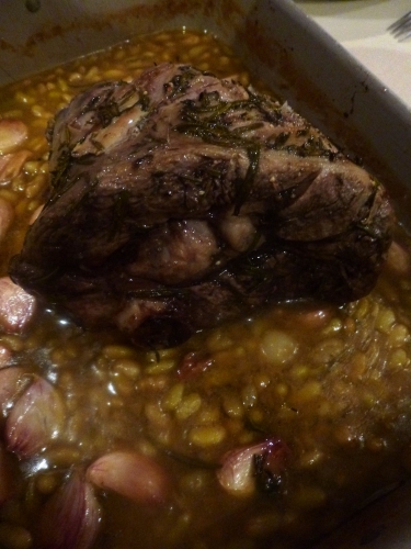 agneau,gigot,ail,romarin,thym,huile d'olive,flageolets,sel marin,poivre noir,jus d'agneau