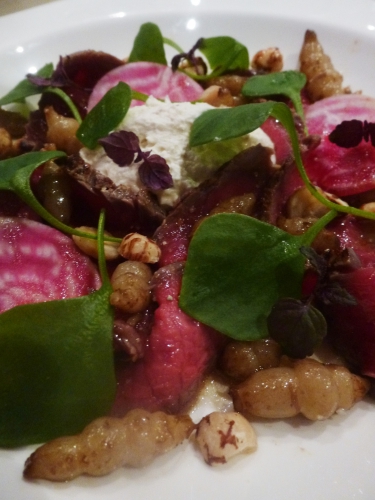 boeuf,limousin,huile de tournesol,gros sel,fleur de sel,poivre de dijon,bouillon de boeuf,vinaigre de vin rouge,raifort,crème epaisse,crème liquide,feuilles de moutarde,pourpier,shiso pourpre,noisettes,crosnes,citron,betterave shiogga