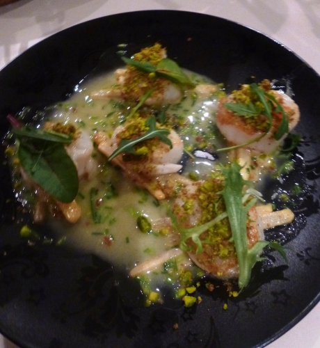 seigle,pistaches,coquilles,scorceneres,mycrio,ciboulette,sherry,beurre,mimolette,crème,citron,muscade,roquette,frisée,amontillado