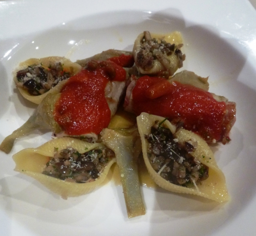 Veau, Jambon de Parme, Provolone Piquante, Ail, Persil, Parmesan, Conchiglie, Pimiente Piquillos, Tabasco, Olives Noires, Champignons, Echalotes, Piment d'Espelette, Vin Blanc Sec, Bouillon de Volaille, Coulis de Tomates, Câpres, Origan, Huile d'OLive, Pancetta, Lard au Jambon, Poireau, Céleri, Carotte, Oeuf, Moutarde, Bouillon de Légumes, Oignon Blanc, Thym, Laurier, Romarin, Orange, Citron, Graines de Coriandre  