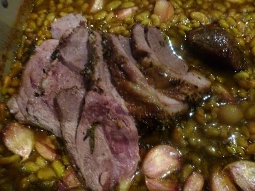 agneau,gigot,ail,romarin,thym,huile d'olive,flageolets,sel marin,poivre noir,jus d'agneau