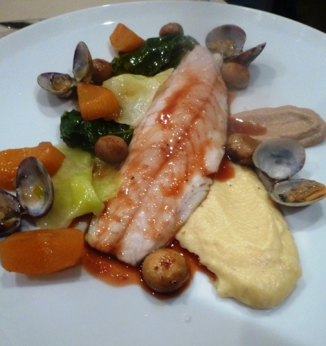 bar,coquillages venus,huile d'olive,navets boule d'or,poire,jus de poire,fond de volaille,vin blanc sec,chou pointu,cime di rape,champignons de paris,ail noir,bouillon de volaille,poireau,vinaigre de xères,oranges sanguines,huile de tournesol,huile à l'ail,vinaigre de chardonnay,crème,ail,cumin,citron,beurre clarifié,agar agar,miel