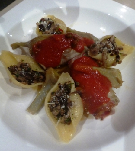 Veau, Jambon de Parme, Provolone Piquante, Ail, Persil, Parmesan, Conchiglie, Pimiente Piquillos, Tabasco, Olives Noires, Champignons, Echalotes, Piment d'Espelette, Vin Blanc Sec, Bouillon de Volaille, Coulis de Tomates, Câpres, Origan, Huile d'OLive, Pancetta, Lard au Jambon, Poireau, Céleri, Carotte, Oeuf, Moutarde, Bouillon de Légumes, Oignon Blanc, Thym, Laurier, Romarin, Orange, Citron, Graines de Coriandre  