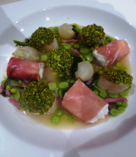 coquilles,mycrio,pistaches,jambon de bayonne,jambon ibérique,chèvre frais,gélatine,bouillon de volaille,piment de cayenne,citron,crème,laitue,petits pois,lard fumé,fèves des marais,oignons grelots,fond blanc,thym,persil