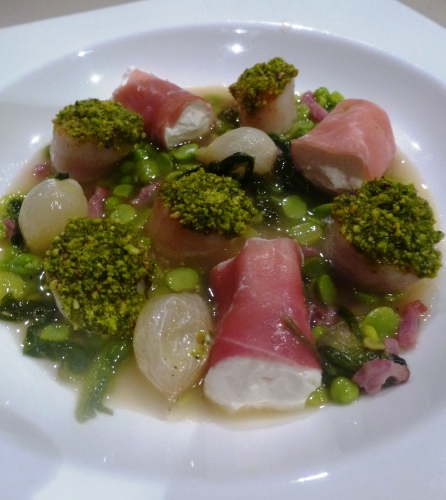 coquilles,mycrio,pistaches,jambon de bayonne,jambon ibérique,chèvre frais,gélatine,bouillon de volaille,piment de cayenne,citron,crème,laitue,petits pois,lard fumé,fèves des marais,oignons grelots,fond blanc,thym,persil