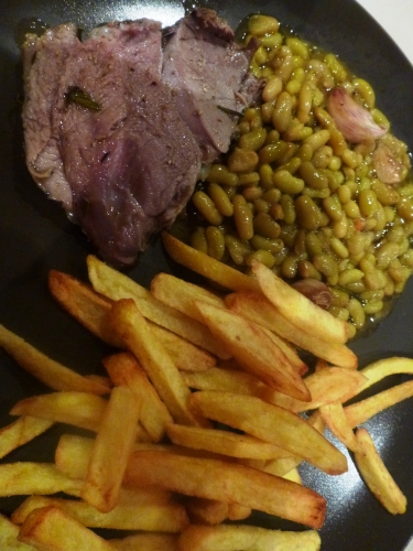 agneau,gigot,ail,romarin,thym,huile d'olive,flageolets,sel marin,poivre noir,jus d'agneau