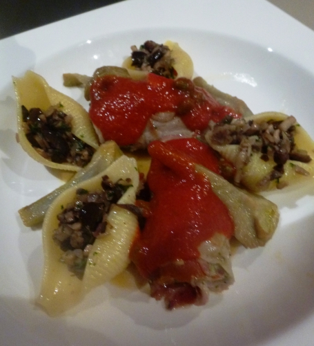 Veau, Jambon de Parme, Provolone Piquante, Ail, Persil, Parmesan, Conchiglie, Pimiente Piquillos, Tabasco, Olives Noires, Champignons, Echalotes, Piment d'Espelette, Vin Blanc Sec, Bouillon de Volaille, Coulis de Tomates, Câpres, Origan, Huile d'OLive, Pancetta, Lard au Jambon, Poireau, Céleri, Carotte, Oeuf, Moutarde, Bouillon de Légumes, Oignon Blanc, Thym, Laurier, Romarin, Orange, Citron, Graines de Coriandre  