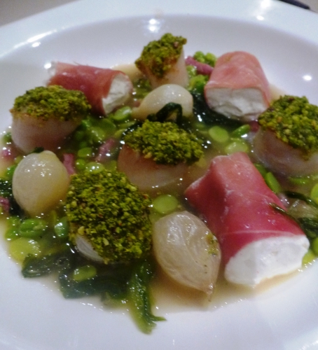 coquilles,mycrio,pistaches,jambon de bayonne,jambon ibérique,chèvre frais,gélatine,bouillon de volaille,piment de cayenne,citron,crème,laitue,petits pois,lard fumé,fèves des marais,oignons grelots,fond blanc,thym,persil