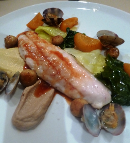 bar,coquillages venus,huile d'olive,navets boule d'or,poire,jus de poire,fond de volaille,vin blanc sec,chou pointu,cime di rape,champignons de paris,ail noir,bouillon de volaille,poireau,vinaigre de xères,oranges sanguines,huile de tournesol,huile à l'ail,vinaigre de chardonnay,crème,ail,cumin,citron,beurre clarifié,agar agar,miel