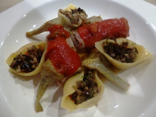 Veau, Jambon de Parme, Provolone Piquante, Ail, Persil, Parmesan, Conchiglie, Pimiente Piquillos, Tabasco, Olives Noires, Champignons, Echalotes, Piment d'Espelette, Vin Blanc Sec, Bouillon de Volaille, Coulis de Tomates, Câpres, Origan, Huile d'OLive, Pancetta, Lard au Jambon, Poireau, Céleri, Carotte, Oeuf, Moutarde, Bouillon de Légumes, Oignon Blanc, Thym, Laurier, Romarin, Orange, Citron, Graines de Coriandre  