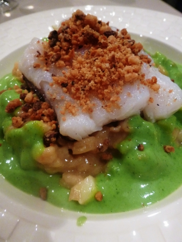 skrei,crevettes grises,bouillon de volaille,riz carnarolli,echalote,vin blanc sec,parmesan,crème epaisse,citron,granny smith,gomme xanthane,yaourt grec,ail,cresson de fontaine,arachides,amandes,pourpier