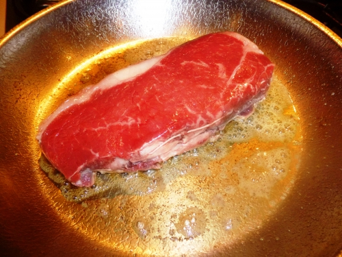 blonde d'aquitaine,ail des ours,fleur de sel,faux-filet,pomme de terre,piment d'espelette,oignon,oignon grelot,oignon rouge,vin rouge,baies roses,vinaigre,sucre,fond de volaille,fond de veau,ail noir,saké,sauce soja,mirin,echalote,vinaigre balsamique,crème,beurre demi-sel