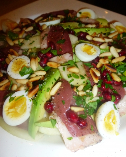 magret fûmé,oeufs de caille,avocat,grenade,vinaigrette fruit de la passion,pignons de pin,laitue,poire conférence,citron,huile de noix,huile d'olive,vinaigre balsamique,fleur de sel,sirop de gingembre,persil plat