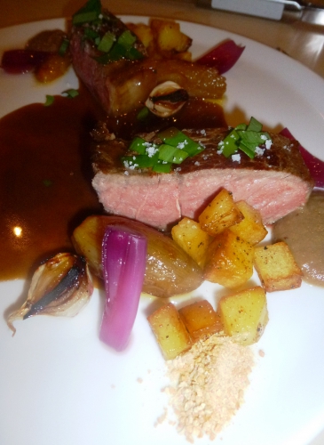 blonde d'aquitaine,ail des ours,fleur de sel,faux-filet,pomme de terre,piment d'espelette,oignon,oignon grelot,oignon rouge,vin rouge,baies roses,vinaigre,sucre,fond de volaille,fond de veau,ail noir,saké,sauce soja,mirin,echalote,vinaigre balsamique,crème,beurre demi-sel