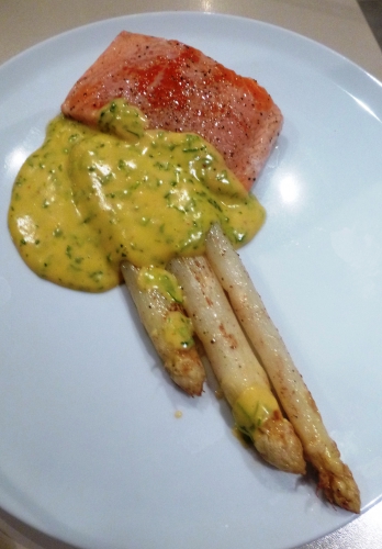 saumon,asperges blanches,oeufs,estragon,cerfeuil,vinaigre de vin rouge vieux,vinaigre d'estragon,vin blanc