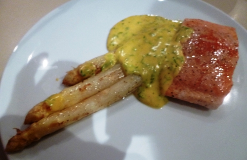 saumon,asperges blanches,oeufs,estragon,cerfeuil,vinaigre de vin rouge vieux,vinaigre d'estragon,vin blanc