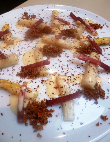 asperges blanches,citron,laurier,sucre,jambon cru,ospital,noisettes,pignons,panko,beurre,parmesan,crème,chocolat noir