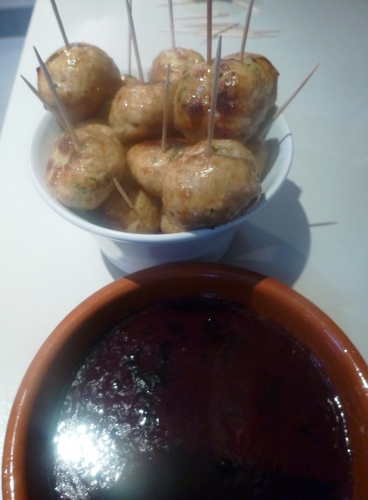 volaille,pain,lait,gingembre,ail,piment,graines de sésame,sauce teriyaki,bouillon de volaille,huile de tournesol,basilic,oeuf