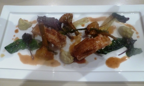 roussette,vinaigre de vin rouge,miel,bouillon de volaille,sauce soja,anis étoile,badiane,cannelle,graines d'anis,graines de fenouil,grains de coriandre,poivre noir,huile de colza,piment d'espelette,artichauts,carottes,oignon,céleri,poireau,jambon cru,thym,laurier,romarin,orange,vin blanc,citron,persil,crème,paksoi,oseille sanguine,bettes rouges