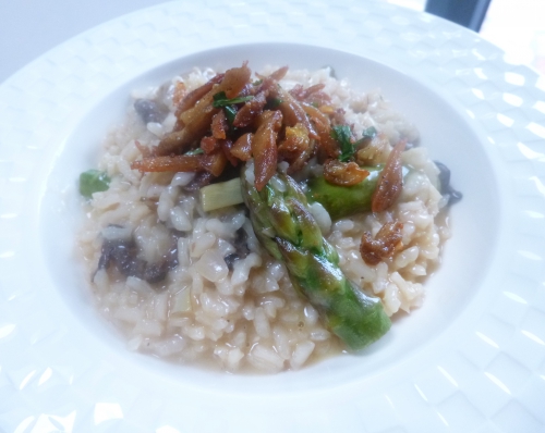 artichauts,vin blanc,bouillon de volaille,jambon cru,bayonne,grains de coriandre,carottes,poireau,céleri,oignon blanc,ail,echalote,parmesan,beurre,huile d'olive,coquelet,basilic thaï,morilles,thym,laurier,romarin,orange,citron,riz à risotto,vinaigre de vin rouge