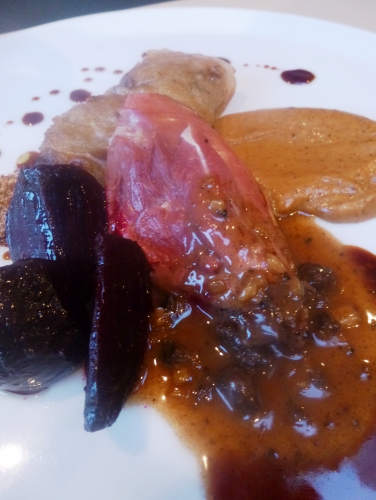 pigeon,café,chicorée,chouxfleurs,betterave,vinaigre de xères,vinaigre de vin rouge,fond de volaille,keffir,ketjap manis,ail,carotte,poireau,céleri,oignon,piment d'espelette,bouillon de volaille,crème épaisse,muscade,huile de sésame,gros sel,graisse d'oie,baies de genièvre,thym,sauge,feuilles de riz,poulet,chapelure,porto,cognac