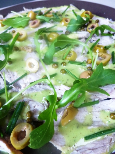 veau,carottes,poireau,oignon,ail,vin blanc sec,oeuf,basilic,raifort,olives vertes,citron,roquette,ciboulette,poivre vert en saumure,fleur de sel