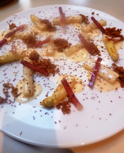 asperges blanches,citron,laurier,sucre,jambon cru,ospital,noisettes,pignons,panko,beurre,parmesan,crème,chocolat noir