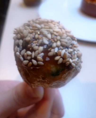 volaille,pain,lait,gingembre,ail,piment,graines de sésame,sauce teriyaki,bouillon de volaille,huile de tournesol,basilic,oeuf