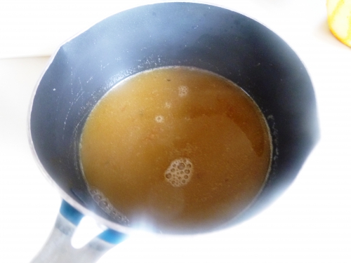 artichauts,vin blanc,bouillon de volaille,jambon cru,bayonne,grains de coriandre,carottes,poireau,céleri,oignon blanc,ail,echalote,parmesan,beurre,huile d'olive,coquelet,basilic thaï,morilles,thym,laurier,romarin,orange,citron,riz à risotto,vinaigre de vin rouge