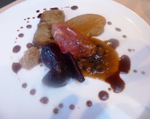 pigeon,café,chicorée,chouxfleurs,betterave,vinaigre de xères,vinaigre de vin rouge,fond de volaille,keffir,ketjap manis,ail,carotte,poireau,céleri,oignon,piment d'espelette,bouillon de volaille,crème épaisse,muscade,huile de sésame,gros sel,graisse d'oie,baies de genièvre,thym,sauge,feuilles de riz,poulet,chapelure,porto,cognac
