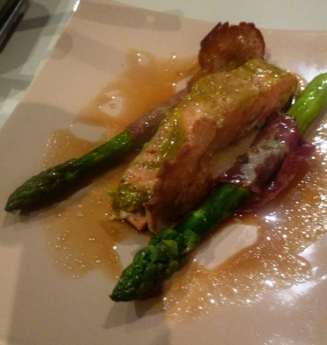 asperges vertes,pancetta,sauce soja,oeufs,citron,beurre clarifié,vinaigrette à la citronelle,huile d'arachide,huile d'olive,saumon,pain au levain