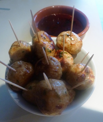 volaille,pain,lait,gingembre,ail,piment,graines de sésame,sauce teriyaki,bouillon de volaille,huile de tournesol,basilic,oeuf