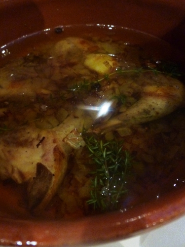 pigeon,café,chicorée,chouxfleurs,betterave,vinaigre de xères,vinaigre de vin rouge,fond de volaille,keffir,ketjap manis,ail,carotte,poireau,céleri,oignon,piment d'espelette,bouillon de volaille,crème épaisse,muscade,huile de sésame,gros sel,graisse d'oie,baies de genièvre,thym,sauge,feuilles de riz,poulet,chapelure,porto,cognac