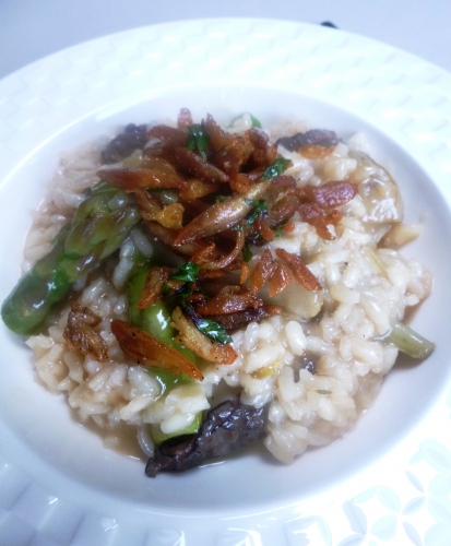 artichauts,vin blanc,bouillon de volaille,jambon cru,bayonne,grains de coriandre,carottes,poireau,céleri,oignon blanc,ail,echalote,parmesan,beurre,huile d'olive,coquelet,basilic thaï,morilles,thym,laurier,romarin,orange,citron,riz à risotto,vinaigre de vin rouge