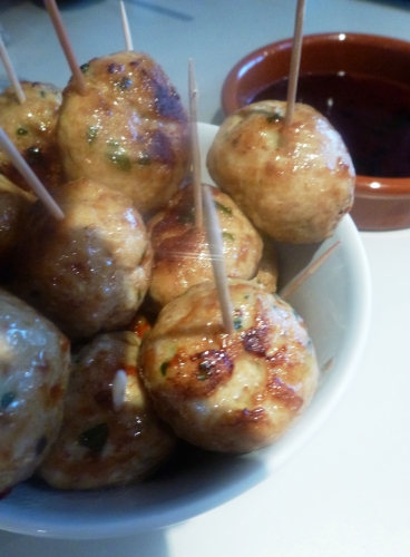 volaille,pain,lait,gingembre,ail,piment,graines de sésame,sauce teriyaki,bouillon de volaille,huile de tournesol,basilic,oeuf