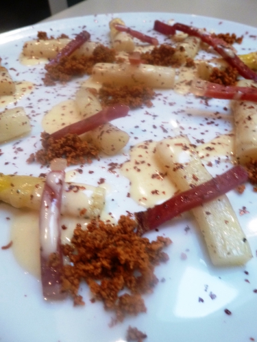 asperges blanches,citron,laurier,sucre,jambon cru,ospital,noisettes,pignons,panko,beurre,parmesan,crème,chocolat noir
