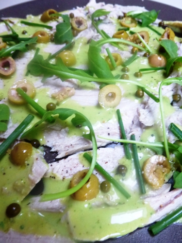 veau,carottes,poireau,oignon,ail,vin blanc sec,oeuf,basilic,raifort,olives vertes,citron,roquette,ciboulette,poivre vert en saumure,fleur de sel