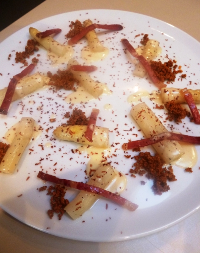 asperges blanches,citron,laurier,sucre,jambon cru,ospital,noisettes,pignons,panko,beurre,parmesan,crème,chocolat noir