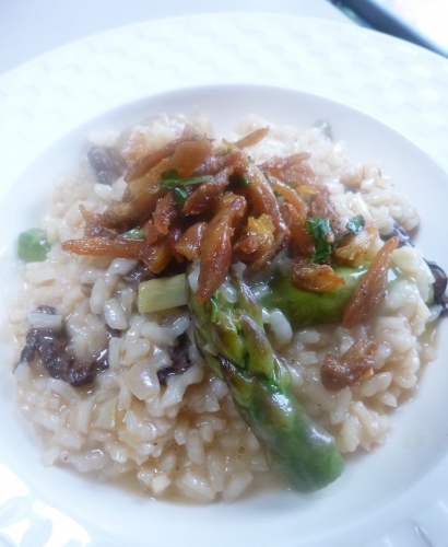 artichauts,vin blanc,bouillon de volaille,jambon cru,bayonne,grains de coriandre,carottes,poireau,céleri,oignon blanc,ail,echalote,parmesan,beurre,huile d'olive,coquelet,basilic thaï,morilles,thym,laurier,romarin,orange,citron,riz à risotto,vinaigre de vin rouge