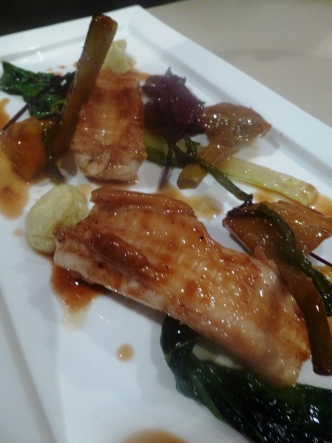 roussette,vinaigre de vin rouge,miel,bouillon de volaille,sauce soja,anis étoile,badiane,cannelle,graines d'anis,graines de fenouil,grains de coriandre,poivre noir,huile de colza,piment d'espelette,artichauts,carottes,oignon,céleri,poireau,jambon cru,thym,laurier,romarin,orange,vin blanc,citron,persil,crème,paksoi,oseille sanguine,bettes rouges