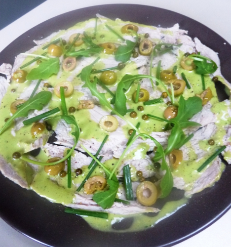 veau,carottes,poireau,oignon,ail,vin blanc sec,oeuf,basilic,raifort,olives vertes,citron,roquette,ciboulette,poivre vert en saumure,fleur de sel