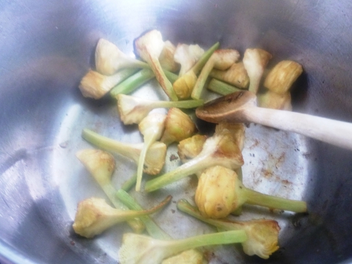 artichauts,vin blanc,bouillon de volaille,jambon cru,bayonne,grains de coriandre,carottes,poireau,céleri,oignon blanc,ail,echalote,parmesan,beurre,huile d'olive,coquelet,basilic thaï,morilles,thym,laurier,romarin,orange,citron,riz à risotto,vinaigre de vin rouge