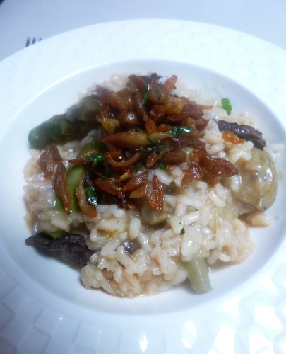 artichauts,vin blanc,bouillon de volaille,jambon cru,bayonne,grains de coriandre,carottes,poireau,céleri,oignon blanc,ail,echalote,parmesan,beurre,huile d'olive,coquelet,basilic thaï,morilles,thym,laurier,romarin,orange,citron,riz à risotto,vinaigre de vin rouge