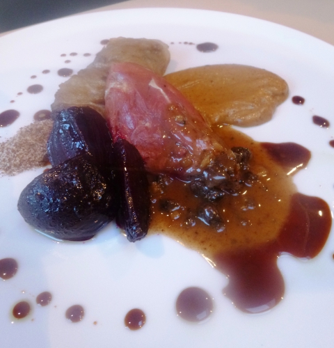 pigeon,café,chicorée,chouxfleurs,betterave,vinaigre de xères,vinaigre de vin rouge,fond de volaille,keffir,ketjap manis,ail,carotte,poireau,céleri,oignon,piment d'espelette,bouillon de volaille,crème épaisse,muscade,huile de sésame,gros sel,graisse d'oie,baies de genièvre,thym,sauge,feuilles de riz,poulet,chapelure,porto,cognac