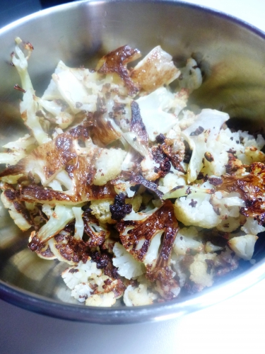 pigeon,café,chicorée,chouxfleurs,betterave,vinaigre de xères,vinaigre de vin rouge,fond de volaille,keffir,ketjap manis,ail,carotte,poireau,céleri,oignon,piment d'espelette,bouillon de volaille,crème épaisse,muscade,huile de sésame,gros sel,graisse d'oie,baies de genièvre,thym,sauge,feuilles de riz,poulet,chapelure,porto,cognac