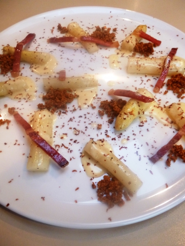 asperges blanches,citron,laurier,sucre,jambon cru,ospital,noisettes,pignons,panko,beurre,parmesan,crème,chocolat noir