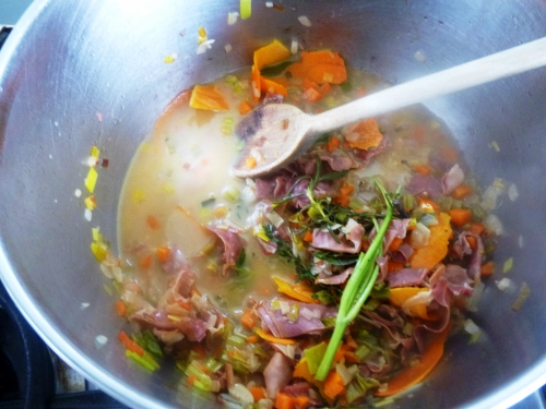 artichauts,vin blanc,bouillon de volaille,jambon cru,bayonne,grains de coriandre,carottes,poireau,céleri,oignon blanc,ail,echalote,parmesan,beurre,huile d'olive,coquelet,basilic thaï,morilles,thym,laurier,romarin,orange,citron,riz à risotto,vinaigre de vin rouge