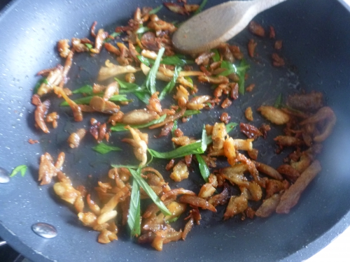 artichauts,vin blanc,bouillon de volaille,jambon cru,bayonne,grains de coriandre,carottes,poireau,céleri,oignon blanc,ail,echalote,parmesan,beurre,huile d'olive,coquelet,basilic thaï,morilles,thym,laurier,romarin,orange,citron,riz à risotto,vinaigre de vin rouge